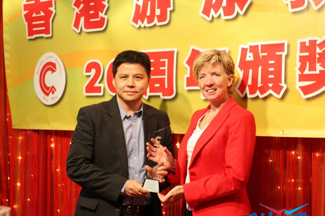 上圖：本會會長李志廣先生成為首位獲香港游泳教練會「傑出成就獎」之教練。